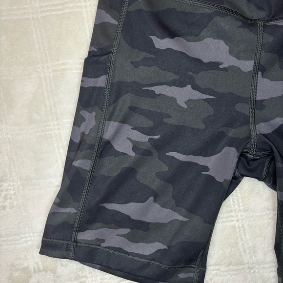 Athleta Ultimate Stash Pocket Camo 7” Short Size Small Black Gray Preowned - Picture 4 of 10